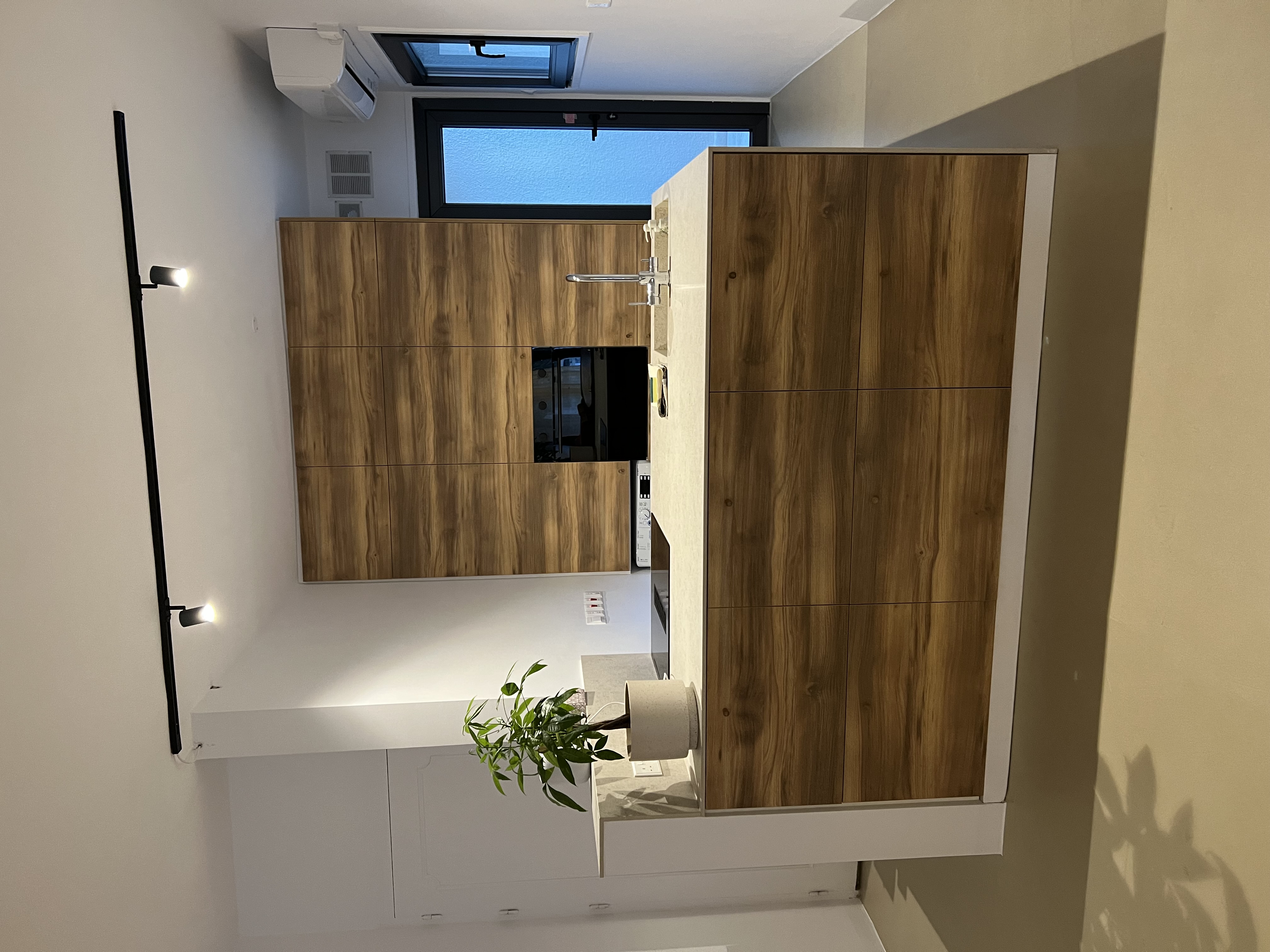 Full Kitchen Setup, completely modernized with dishwasher & fully stocked